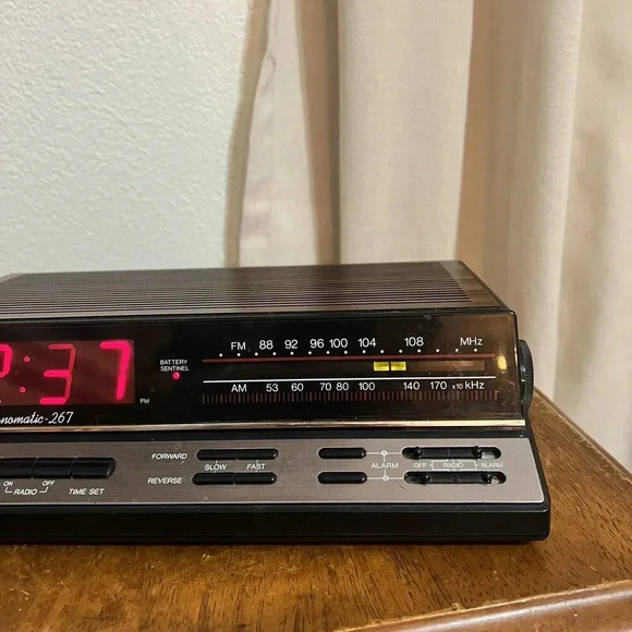 Vintage Realistic Chronomatic 267 AM/FM Alarm Clock Radio 12-1577 Wood Working - Picture 6 of 10